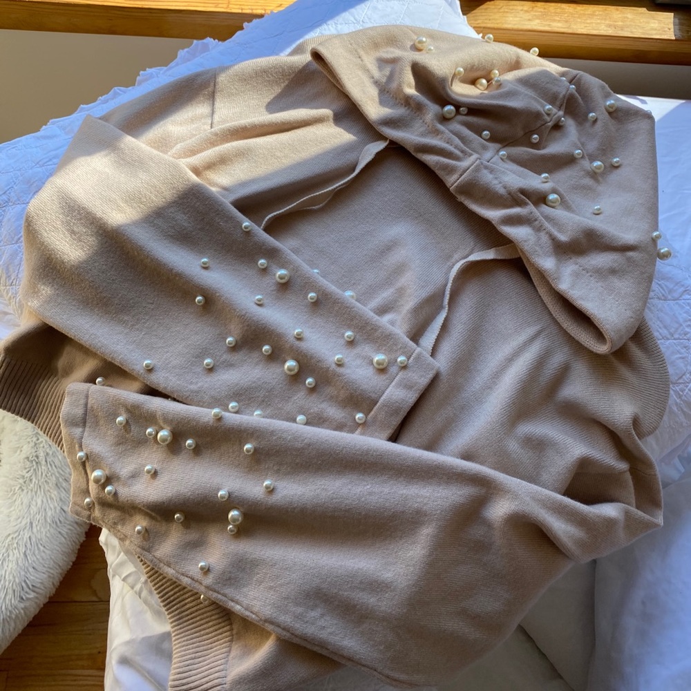 Beige cropped sweatshirt with pearl detail